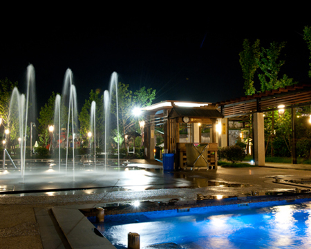 动量水疗池夜景