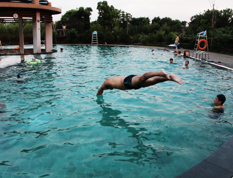 游泳池客人戏水场景1